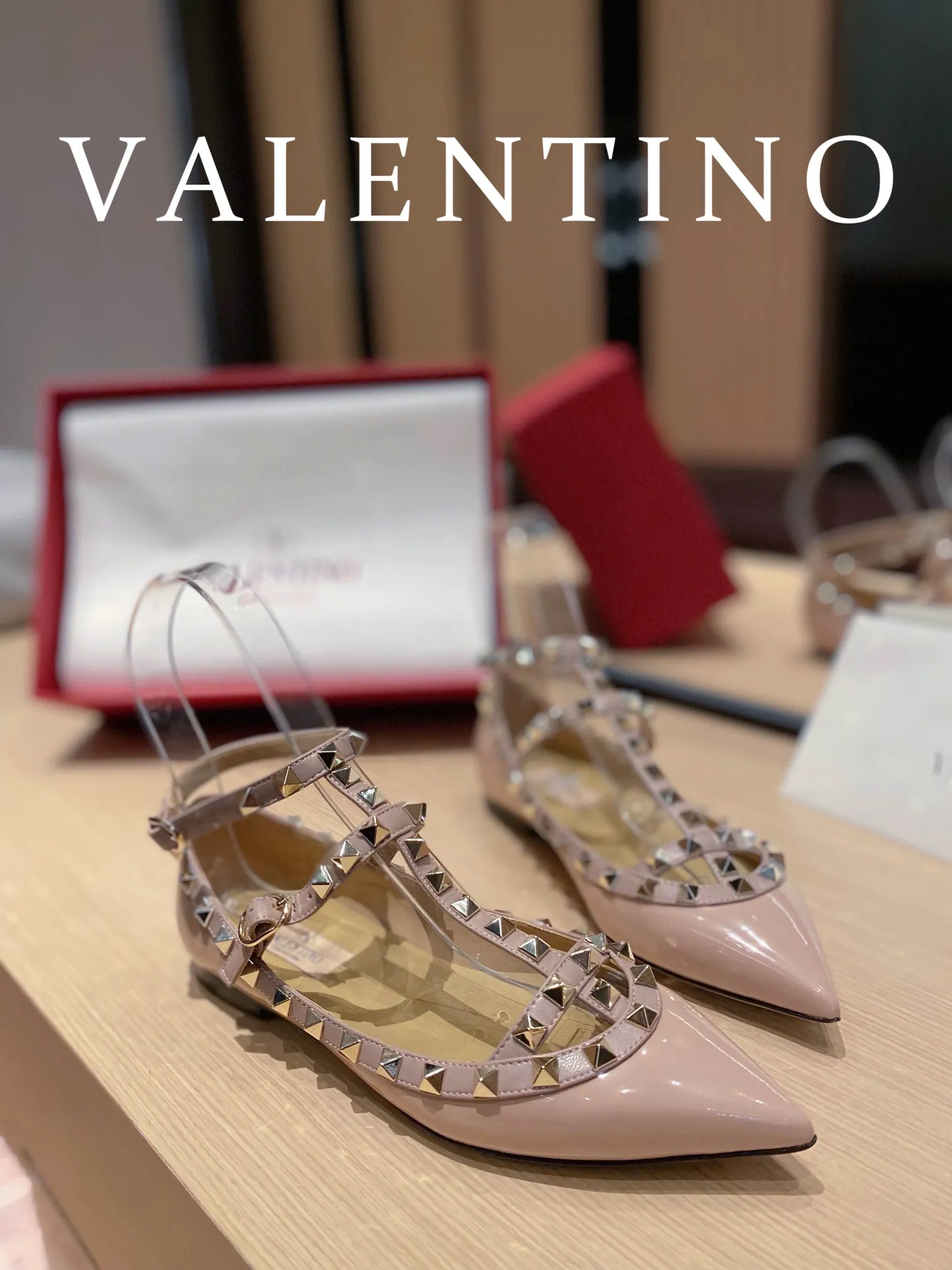 👟👟Ex-factory price👟👟Ex-factory price 560👟👟 Women's shoes, women's clothing 𝙑𝙖𝙡𝙚𝙣𝙩𝙞𝙣𝙤/Valentino𝙑𝙏 🎁Latest colors😍ʚ😊ɞ It has been an Italian national treasure brand since the 1960s. Timeless and deeply rooted in people's hearts❤ Never out of date. One of the must-have items 〰 ɪɴѓᴏʀᴍᴀᴛɪᴏɴ 〰♡ There are many colors for you to choose from💝Original molded electric rivets (non-oxidized) High-end customized imported cowhide➠Mirror patent leather❗️Details in place🆚Exclusive color card💯Comfortable sheepskin lining✅Imported Italian leather outsole🇮🇹 Code number: 35-39 (34.40.41.42) additionally customized♡♡